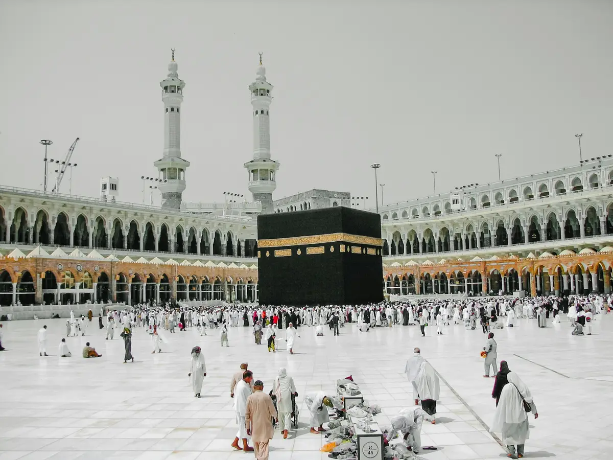 La cour de la Grande Mosquée de La Mecque, avec la Kaaba et les pèlerins